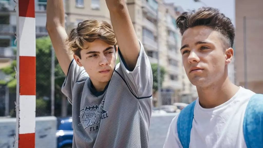 Тренировка в тренажерном зале для подростка Тренировка в тренажерном зале для подростка