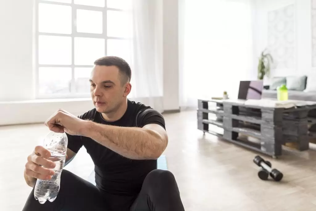 Как качать трицепс гантелями в зале и дома Как качать трицепс гантелями в зале и дома