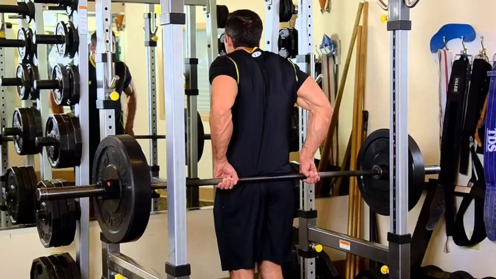 Упражнения на спину дома и в тренажерном зале Упражнения на спину дома и в тренажерном зале